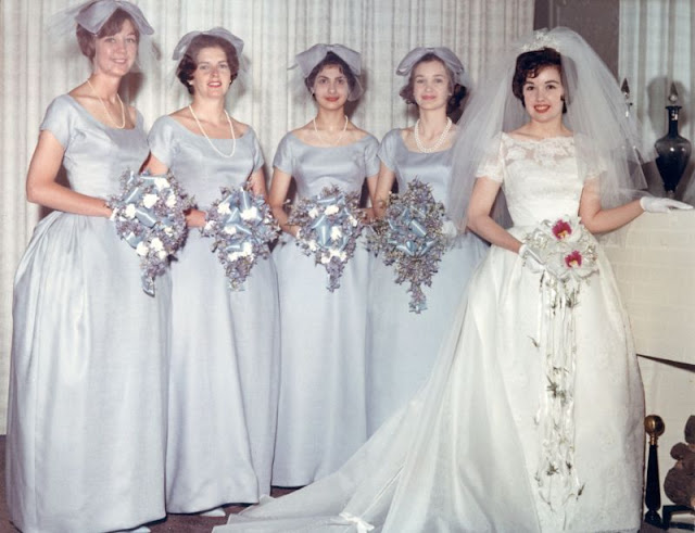 54 Beautiful Photos Show Dress Styles of Bridesmaids in the 1960s _ OldTimeUS