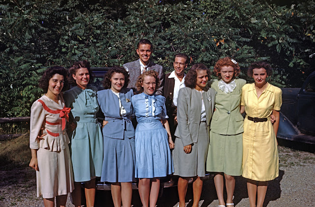 32 Color Photos Show Dresses That '40s Young Women Often Wore _ OldTimeUS