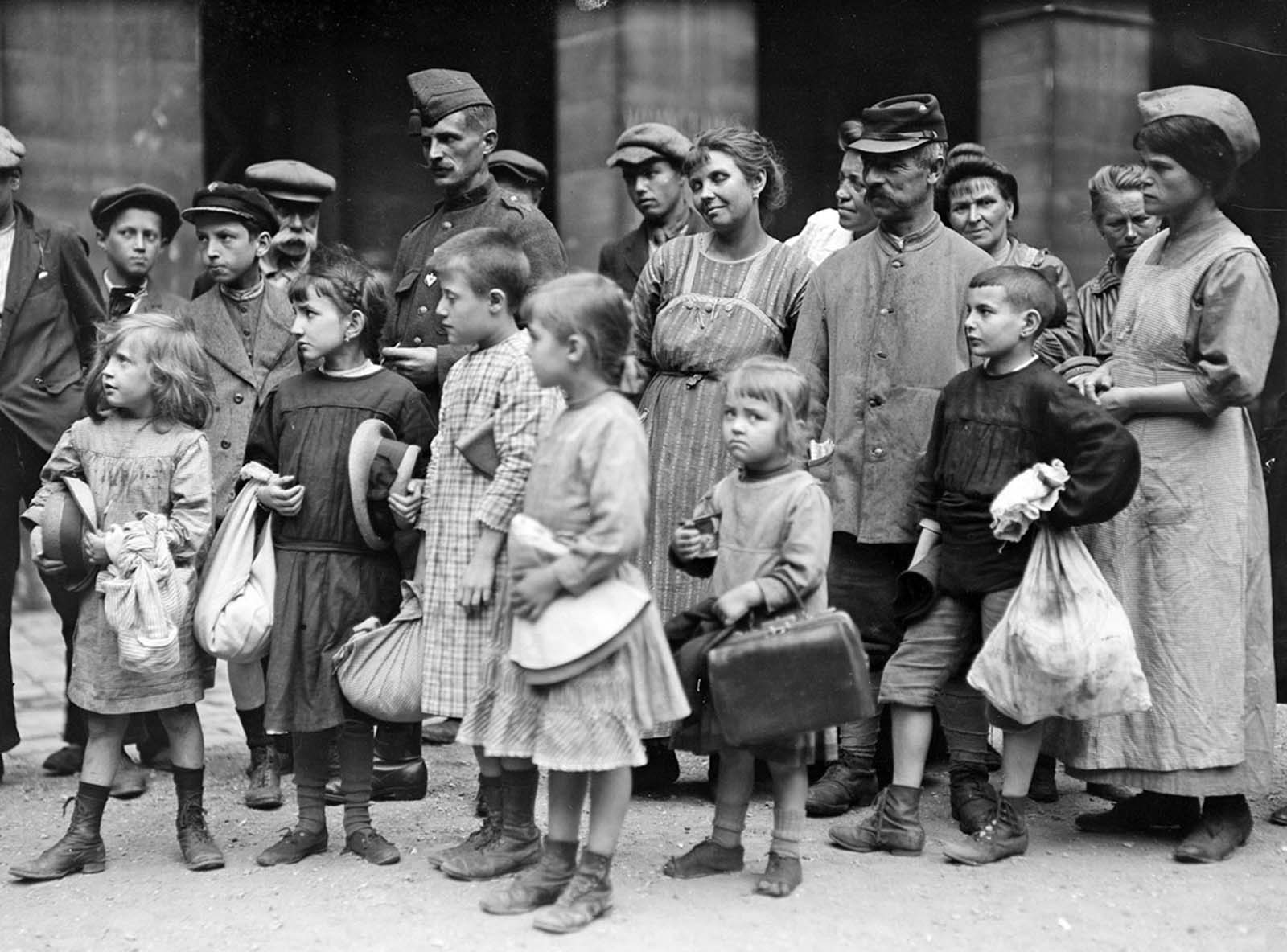 Des photos d'époque montrent la France lors de la dernière année de la Première Guerre mondiale en 1918 _ Fr Old