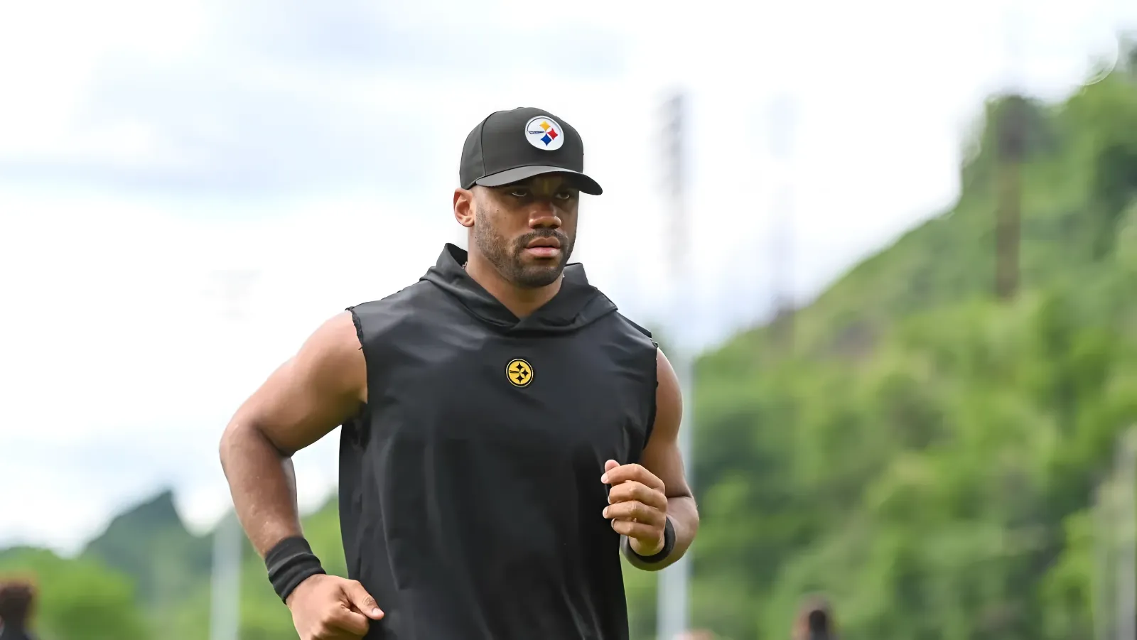 Steelers' Breiden Fehoko Gets Honest About How Russell Wilson Really Is In The Locker Room