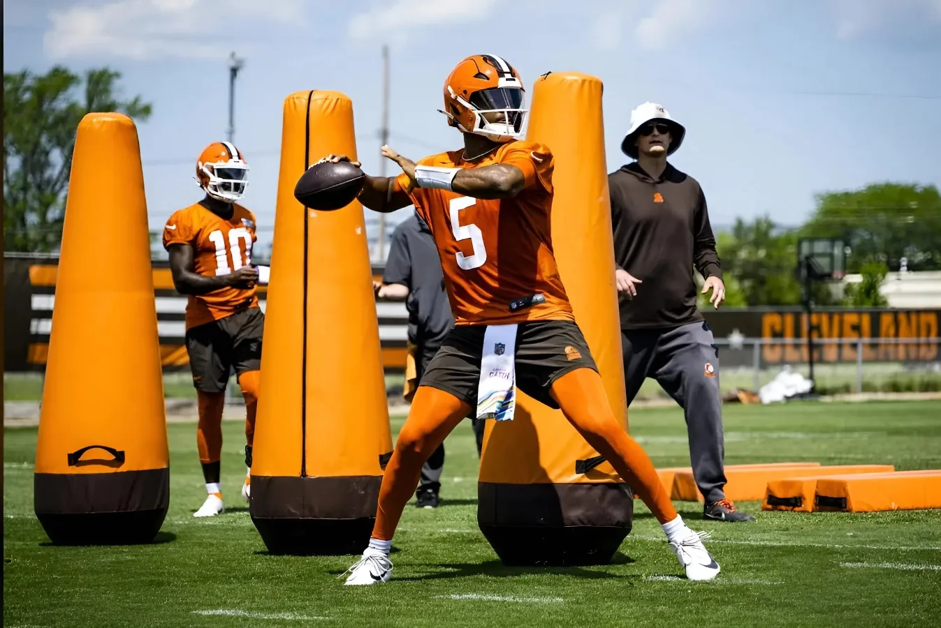 Deshaun Watson sits as Jameis Winston lights up Browns OTAs