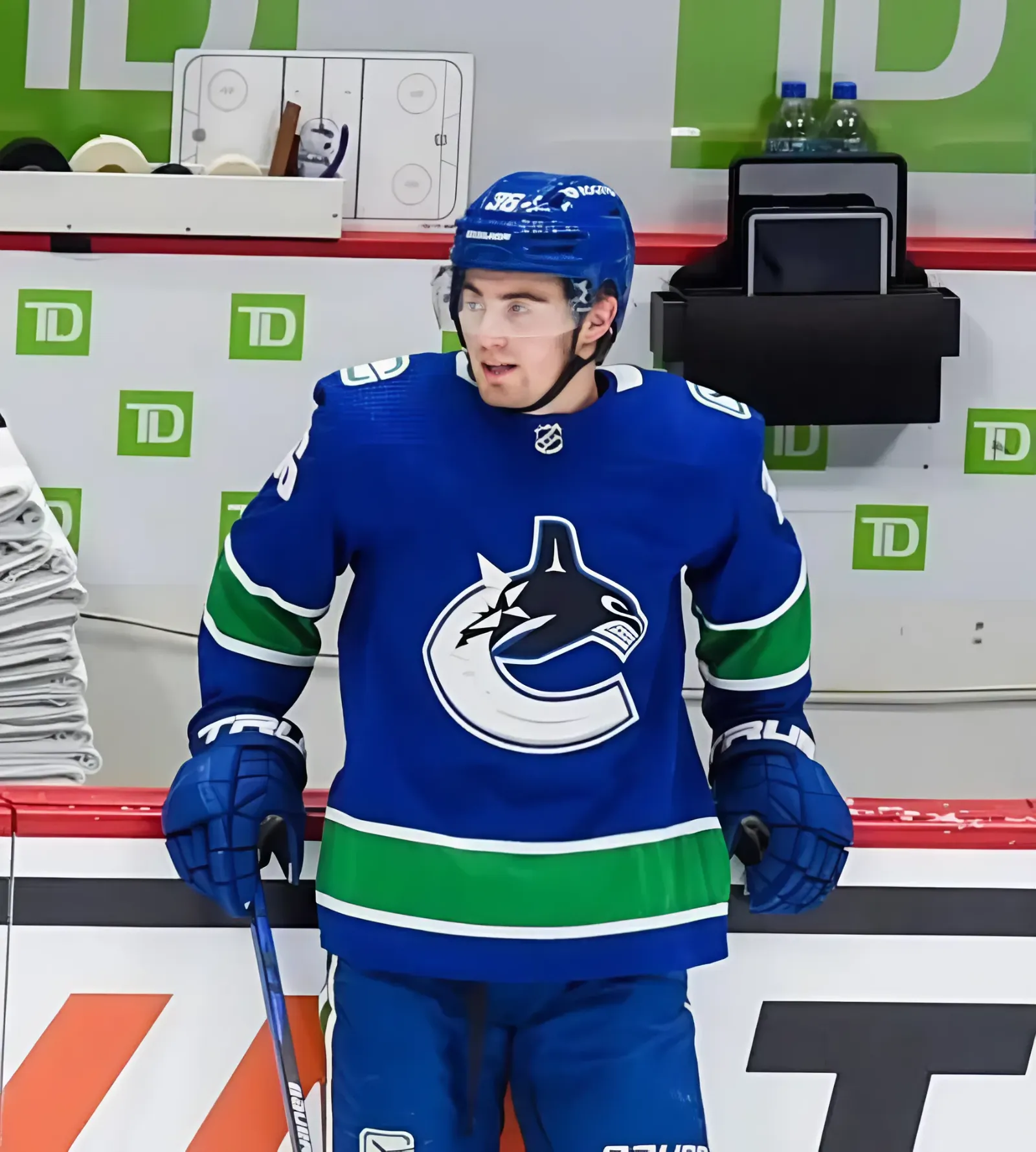 Canucks to trade Nils Hoglander? Analyst delivers an interesting take