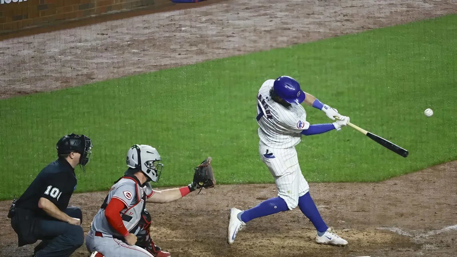 Cubs outlast Reds on long, rainy night at Wrigley