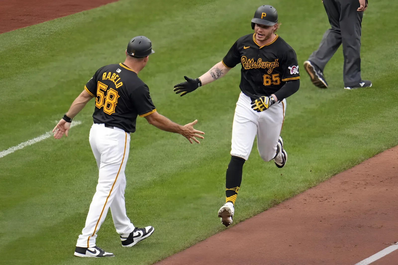 Jones, Suwinski help Pirates edge Dodgers