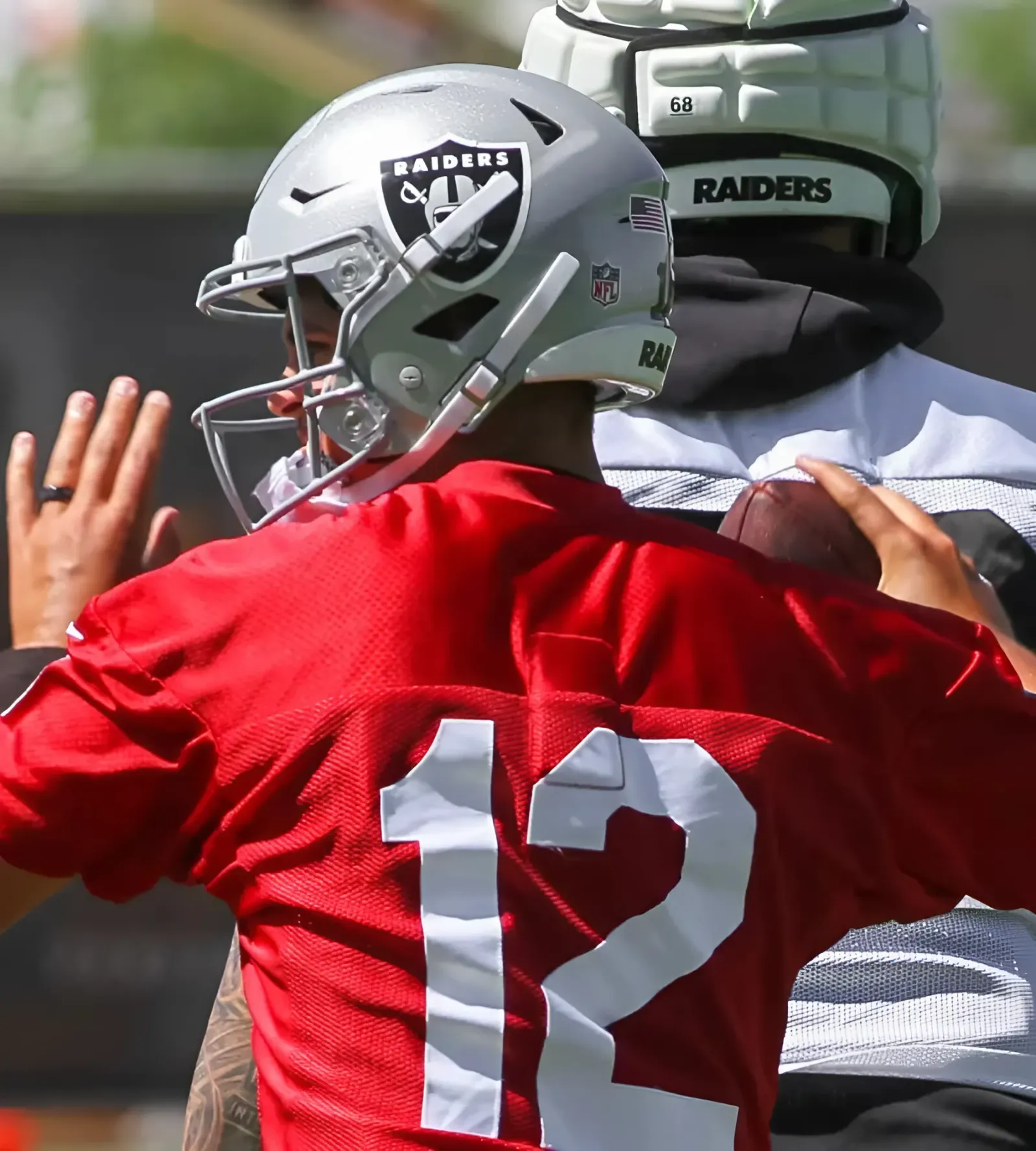 Raiders' O'Connell Benefited From Sticking Around This Offseason