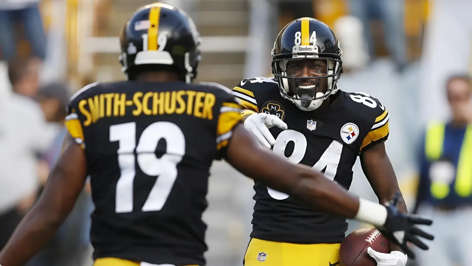 Steelers' Antonio Brown Clears The Air, But Shares Harsh Opinion Of JuJu Smith-Schuster: 'He Failed The Team'