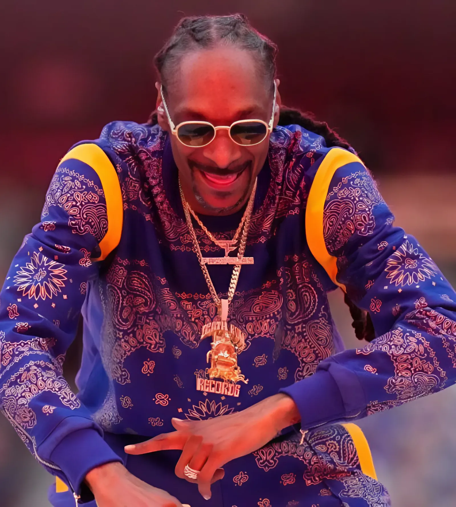 Snoop Dogg reps Oilers sweater at Edmonton concert