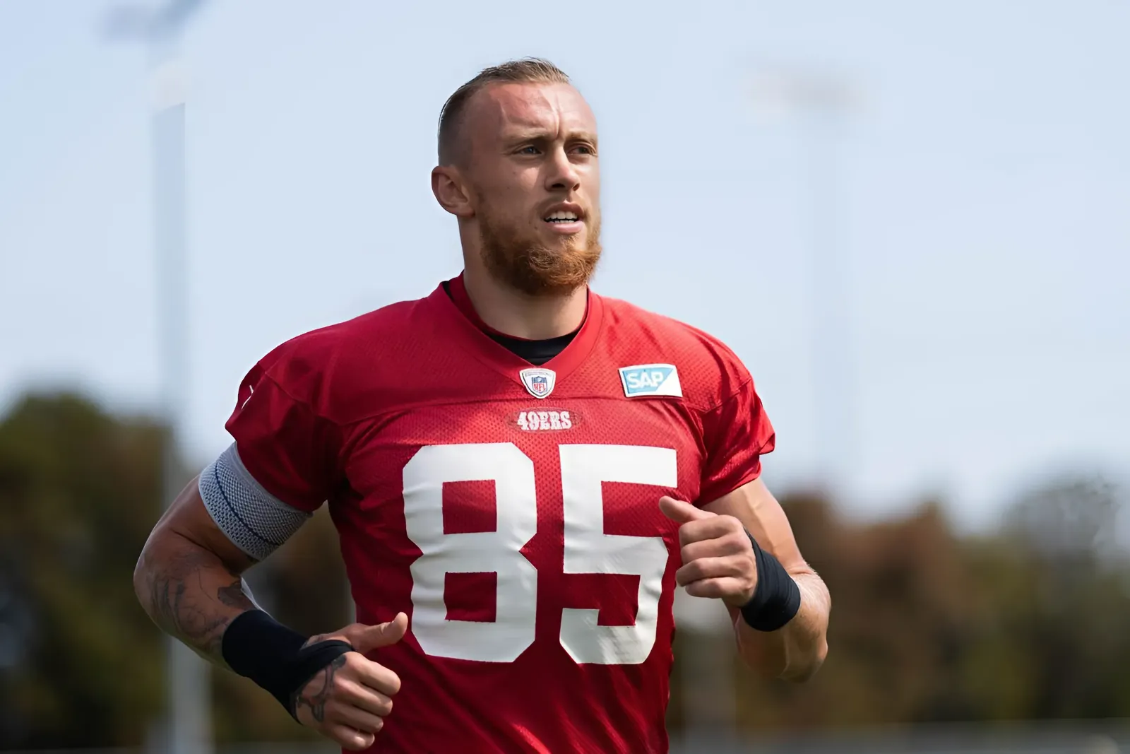 49ers star George Kittle tries his hand at LIV Golf’s tournament in Nashville few days after spending time at TE University-copy