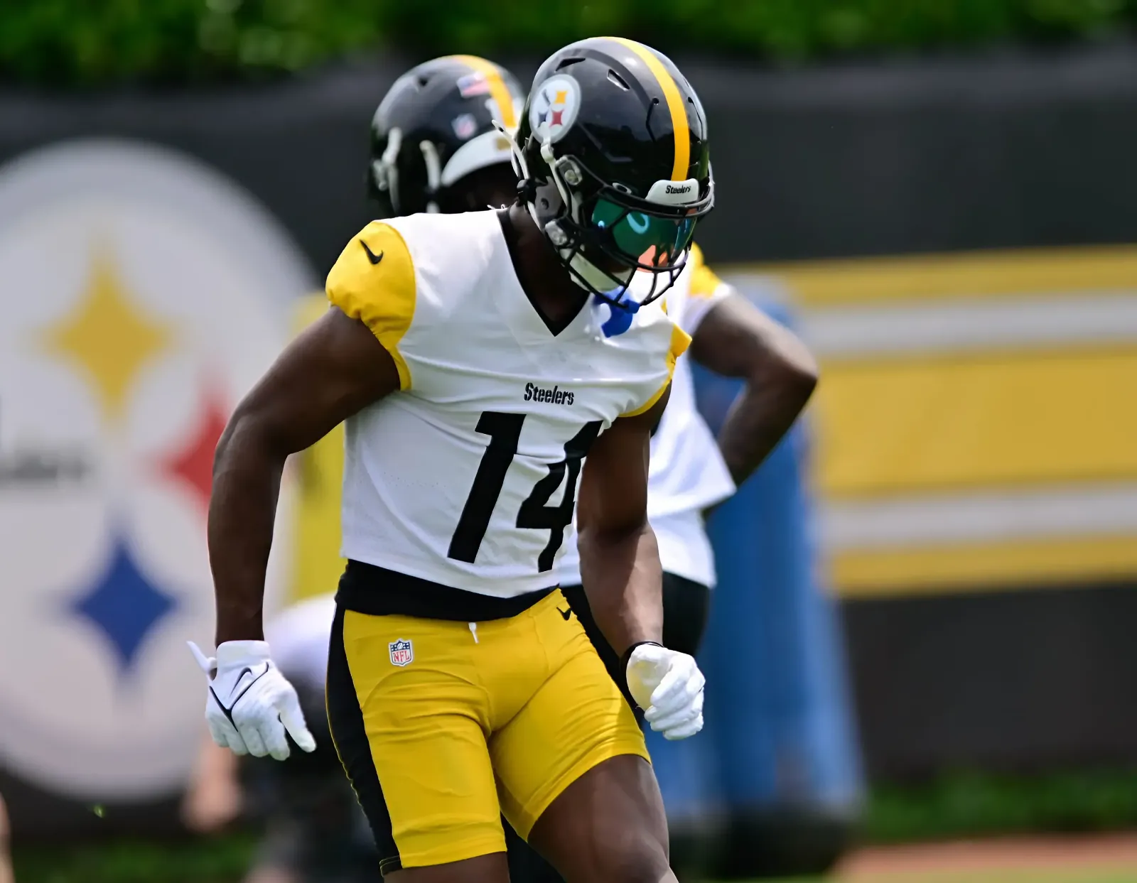 Steelers WR Coach Zach Azzanni Critical Of George Pickens: 'He's Gotta Pick It Up'