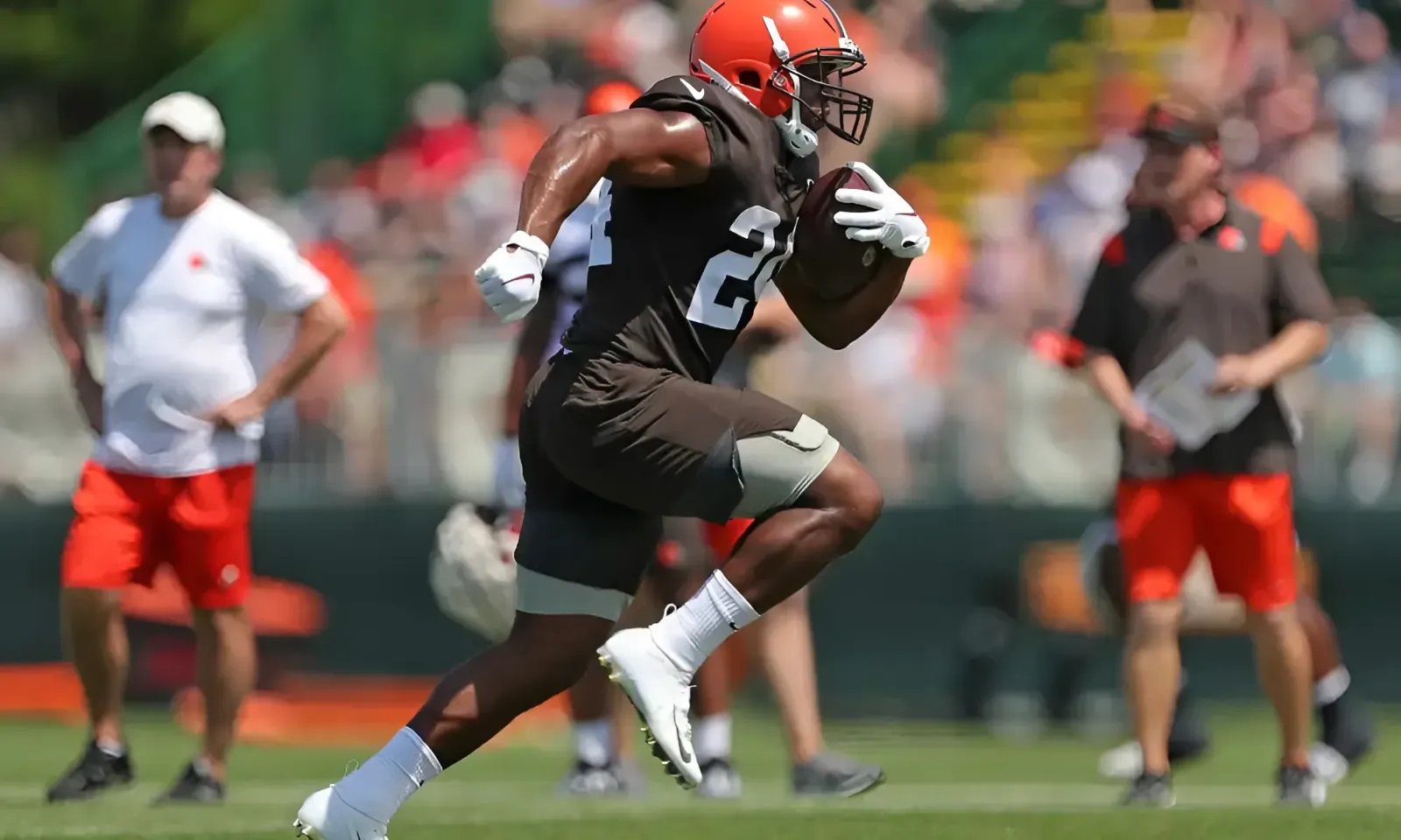 Cleveland Browns RB Nick Chubb Ahead of Schedule in Rehab, Aiming to Return Early in 2024