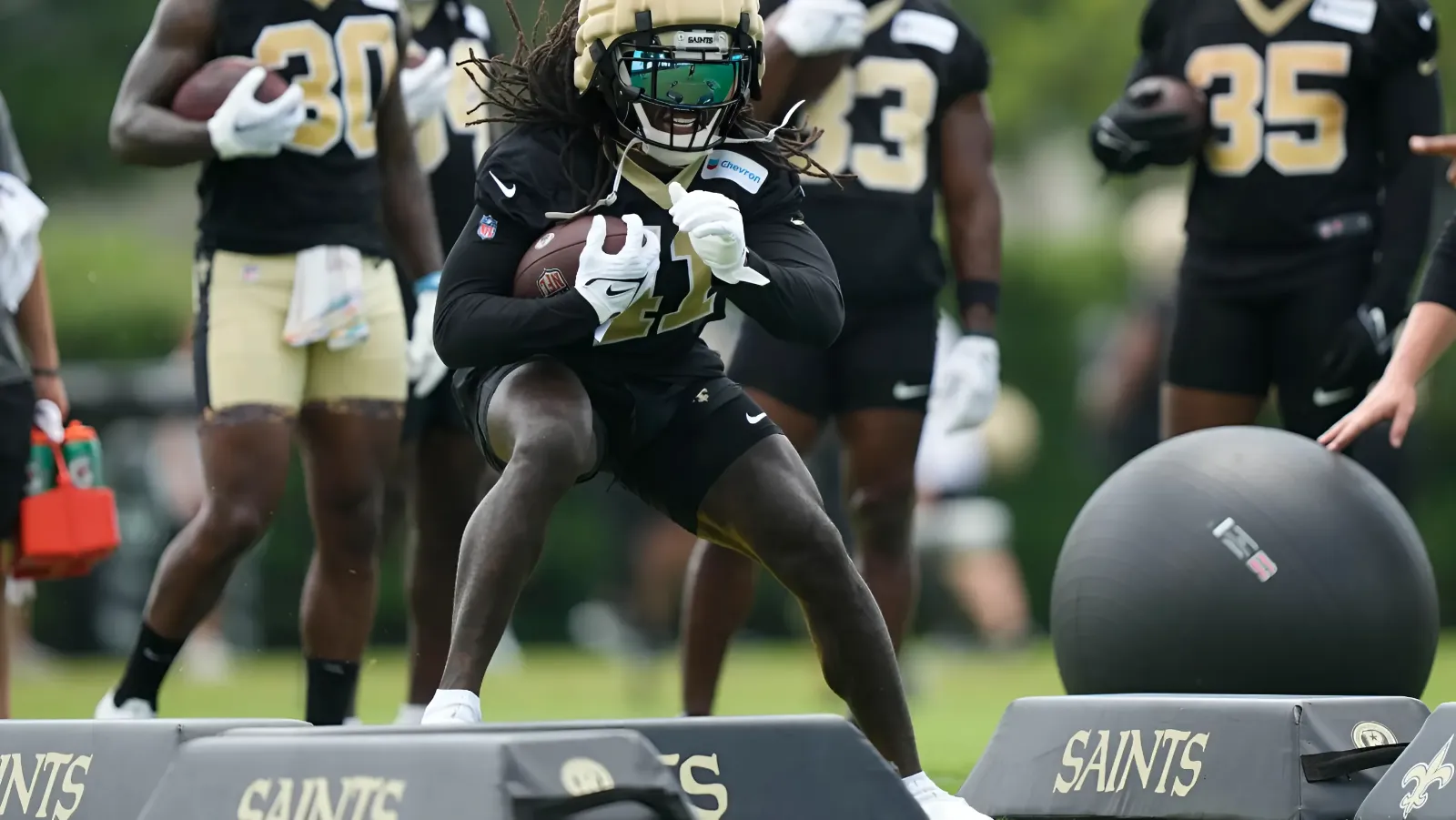 Alvin Kamara might not show up to Saints’ training camp amid contract dispute