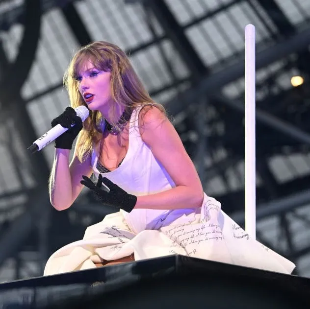 Watch video Taylor Swift is CARRIED OFF of platform on stage after mechanical glitch at Saturday's Dublin concert