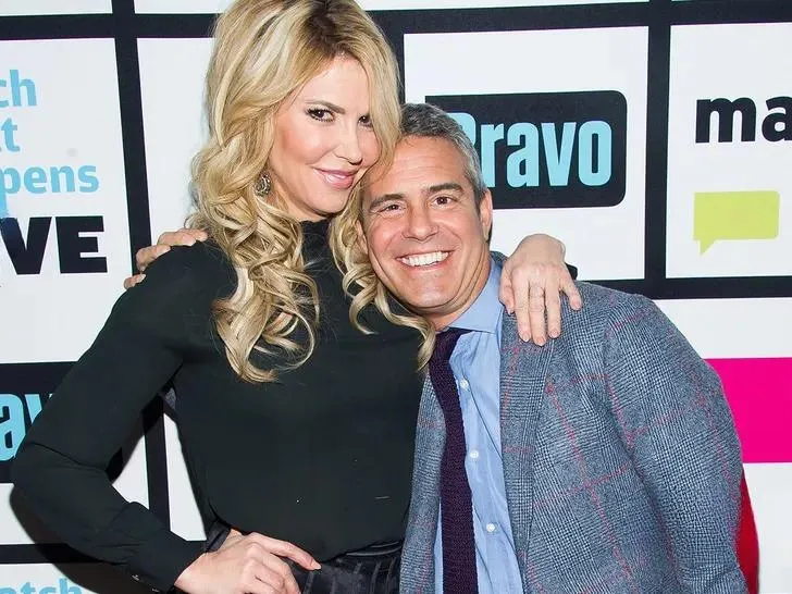 LAS ESTRELLAS DE "REAL HOUSEWIVES" DEFIENDEN A ANDY COHEN...¡No nos obligaron a beber!