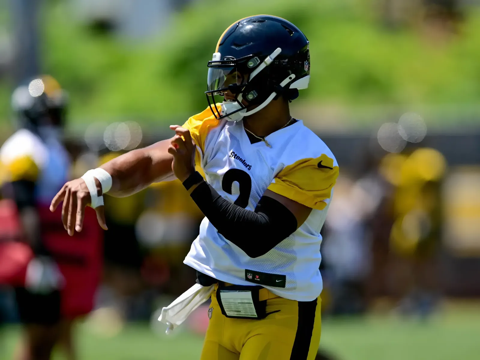 Shirtless Photo of Steelers QB Justin Fields Looking Shredded Goes Viral