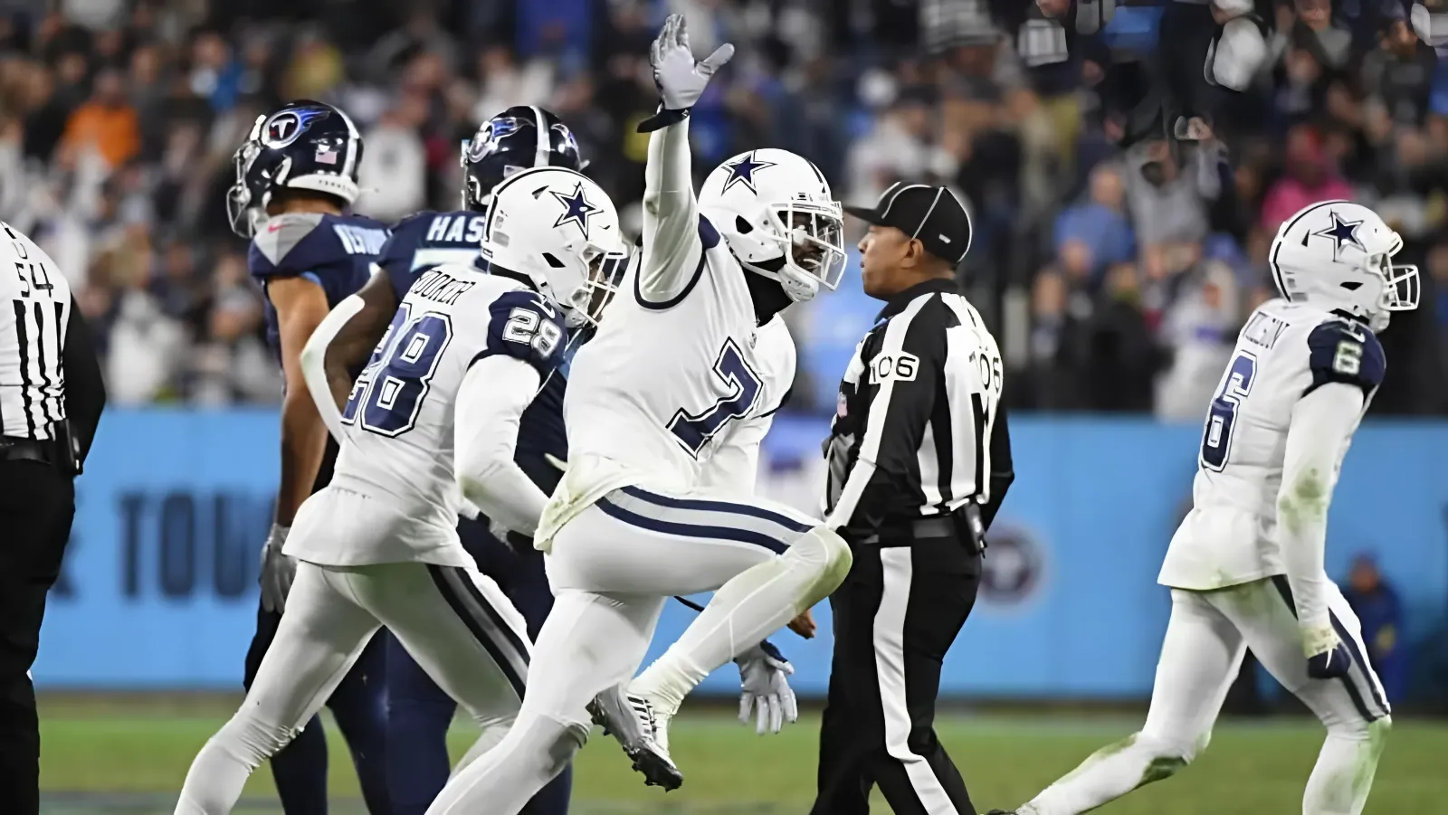 Cowboys star cornerback blows fans away with amazing workout in sand (VIDEO)