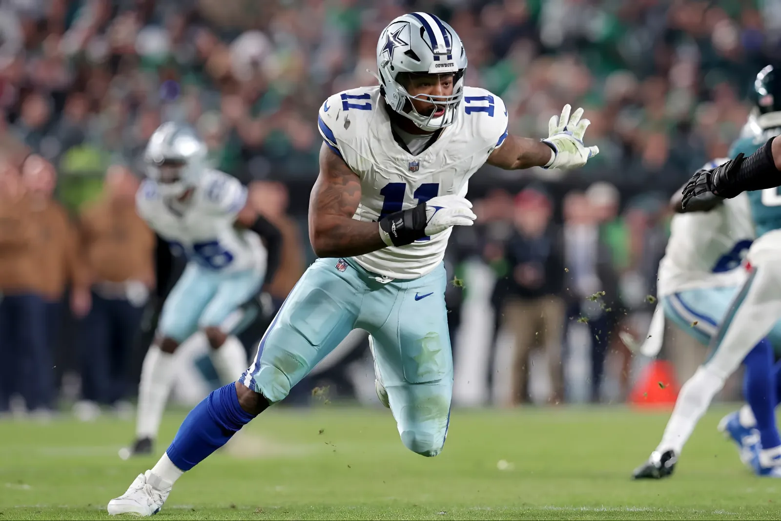 Cowboys star Micah Parsons pancaked by middle schooler at free youth camp