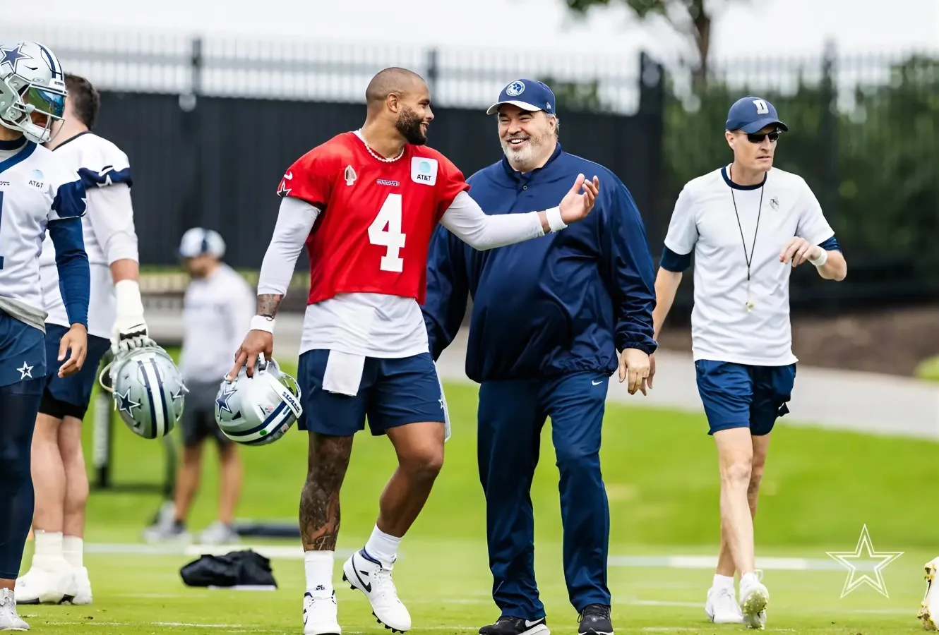 When do the Dallas Cowboys arrive in Oxnard for training camp?