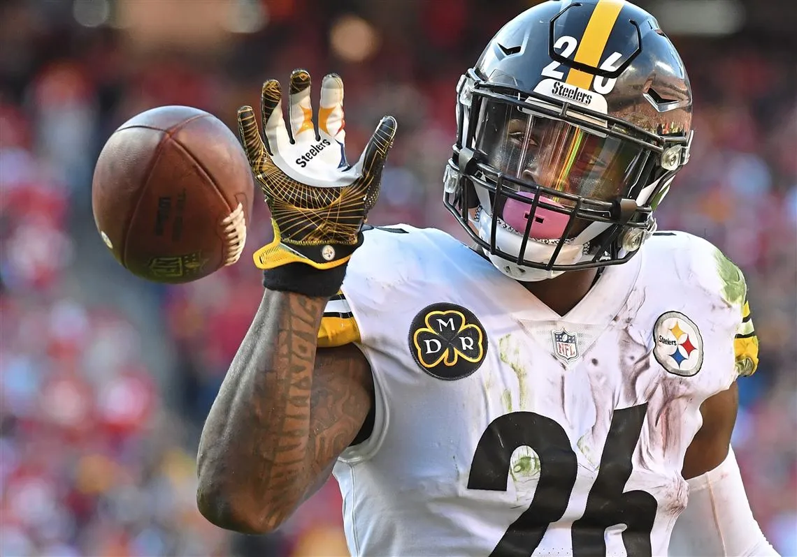 Steelers’ Le’Veon Bell reminds Pittsburgh of painful past with Patriots