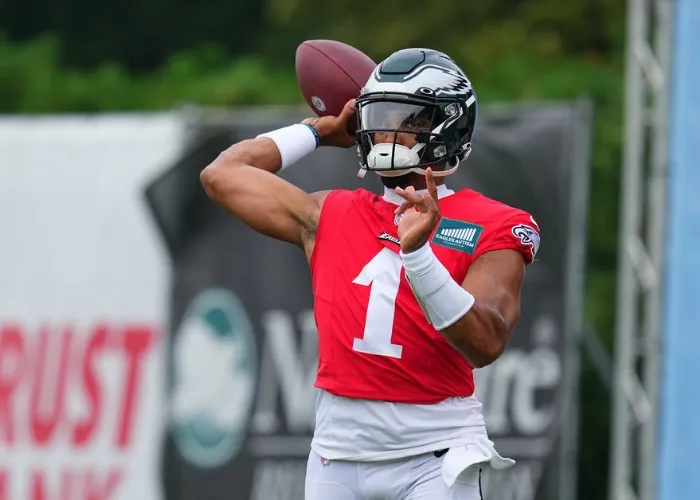 Eagles training camp practice notes: Positive start for Jalen Hurts and an offense that used pre-snap motion