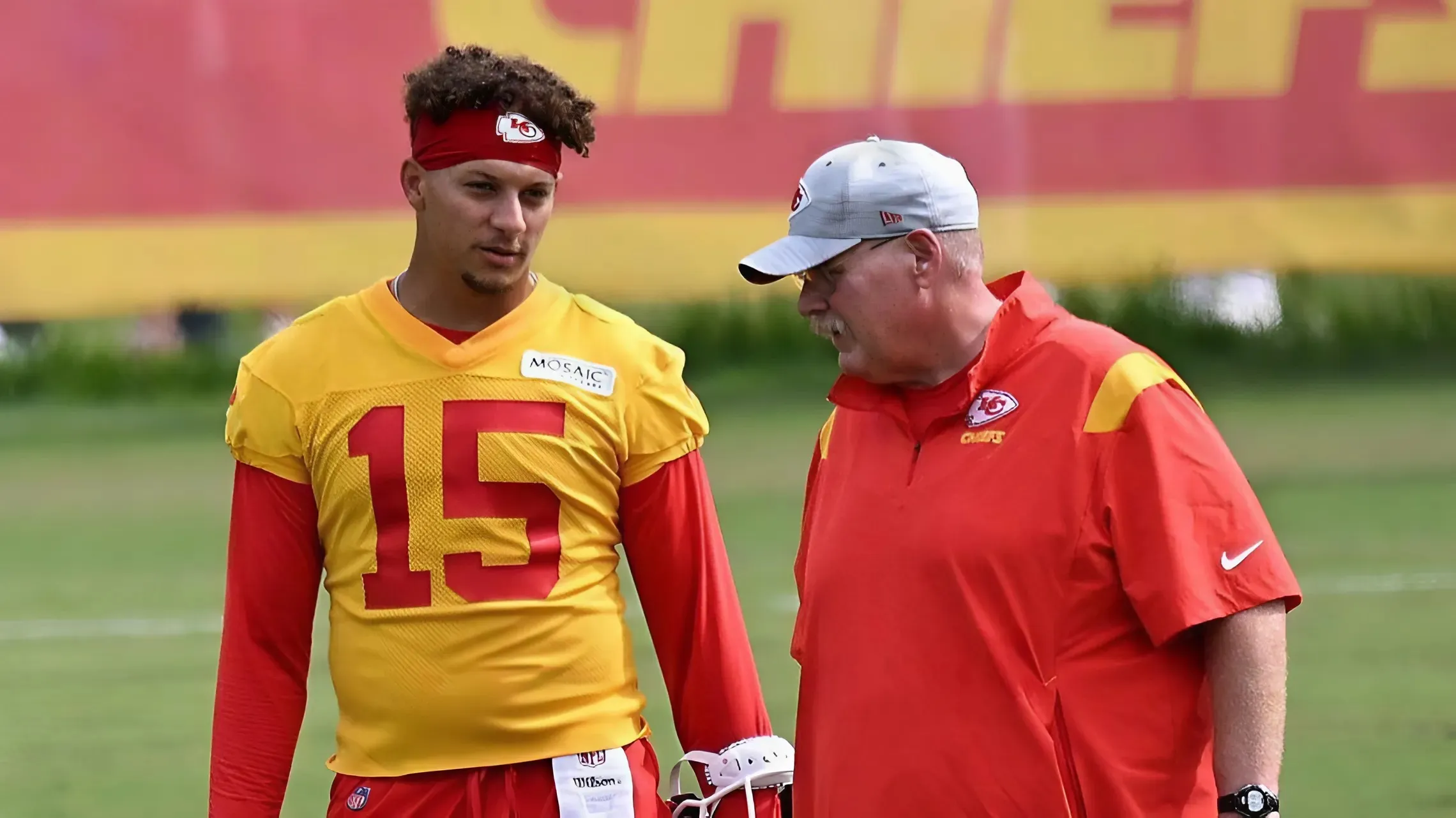 Patrick Mahomes' trainer, teammate respond to Raiders' Kermit the Frog dig