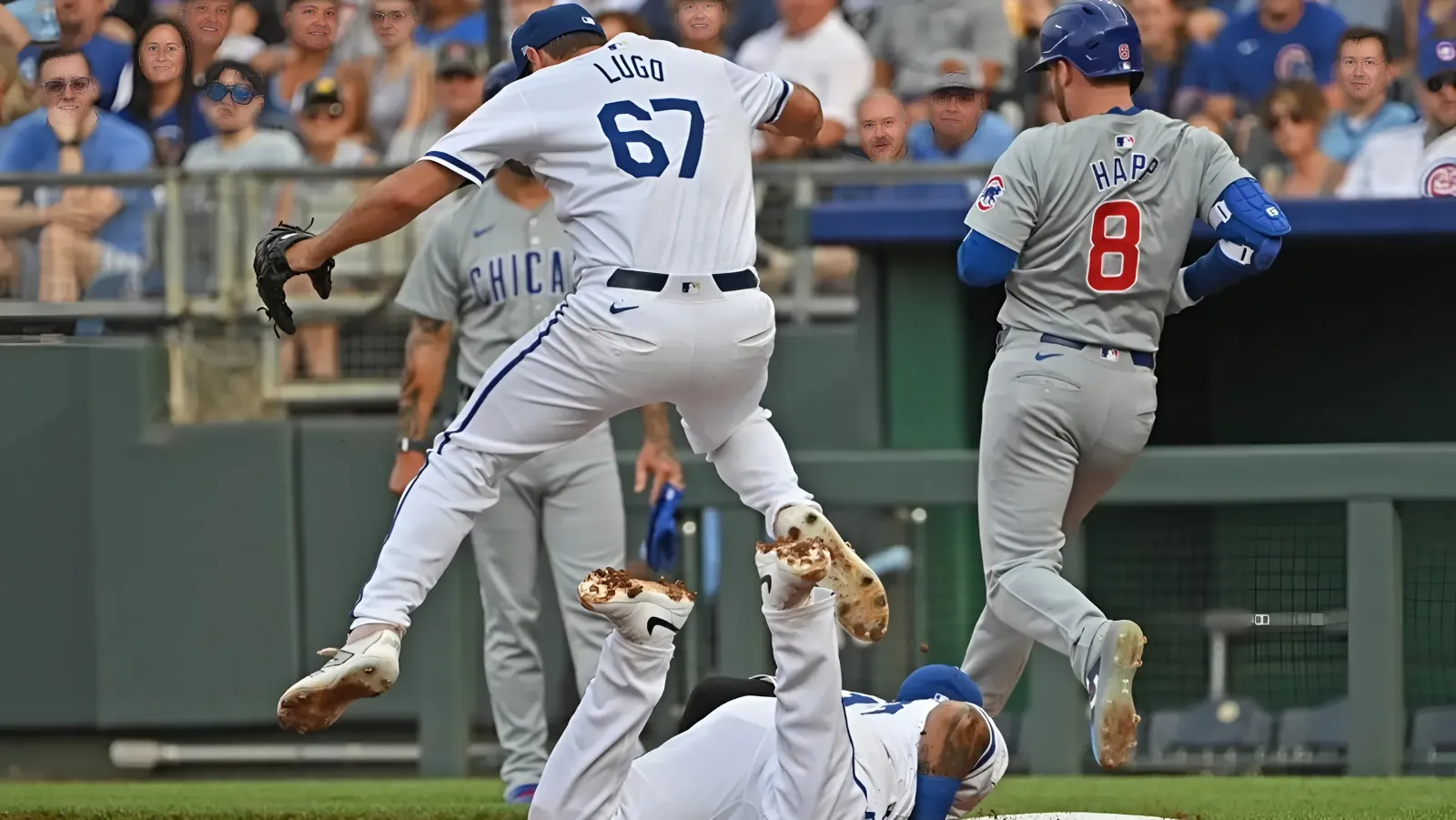 Late pinch-hit slam propels Cubs past Royals