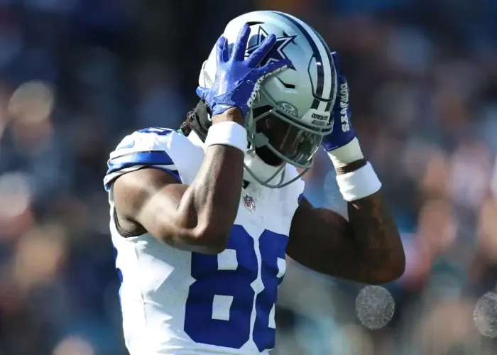 Cowboys Vet Ezekiel Elliott Sends Message to CeeDee Lamb on Holdout