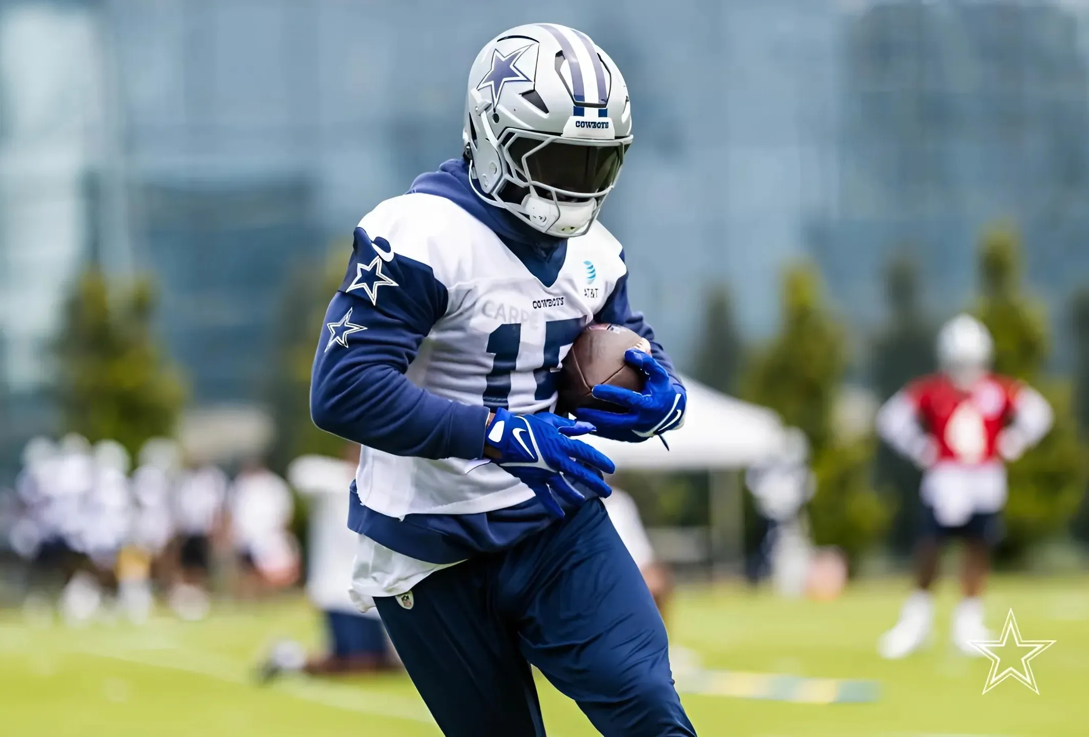 Cowboys Vet Ezekiel Elliott Sends Message to CeeDee Lamb on Holdout