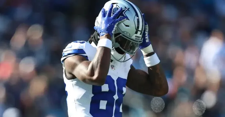 Cowboys Vet Ezekiel Elliott Sends Message to CeeDee Lamb on Holdout