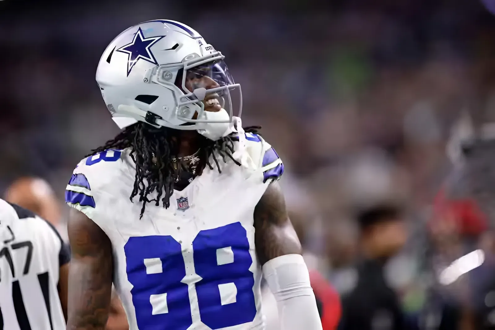 Cowboys Vet Ezekiel Elliott Sends Message to CeeDee Lamb on Holdout