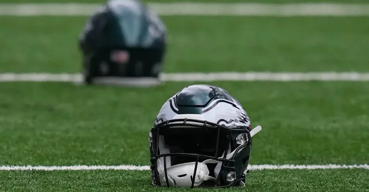 Eagles rookie exits training camp with apparent arm injury