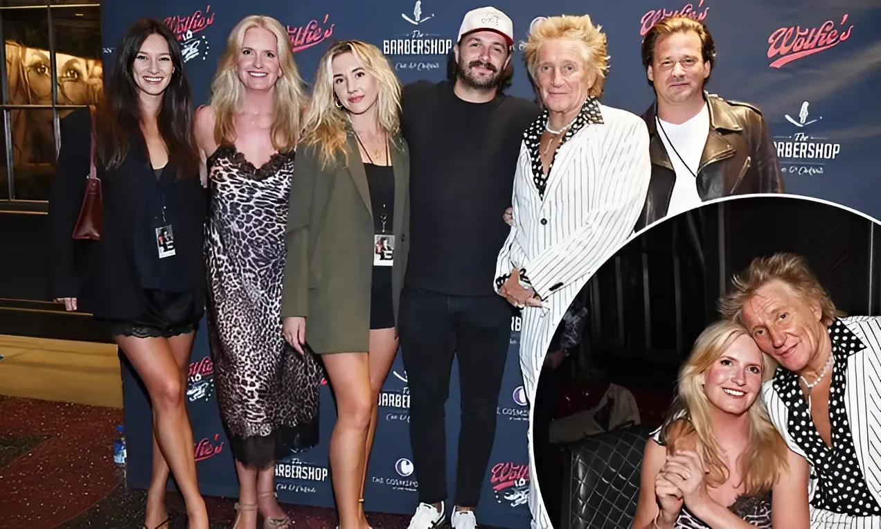 Rod Stewart, 79, and wife Penny Lancaster, 53, pose for a rare group snap with his children as they celebrate the anniversary of his whisky brand in Las Vegas trucc