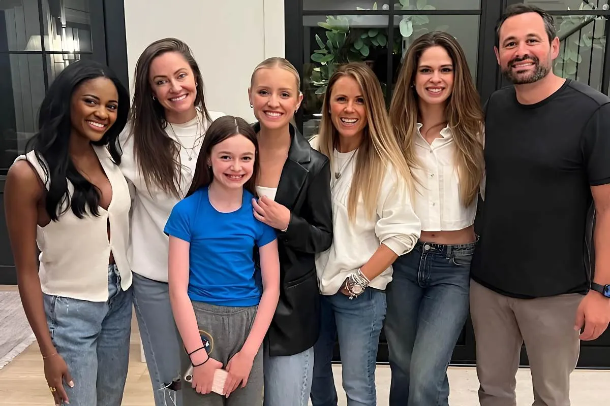 Molly & Jason Mesnick Host Daisy Kent, Trista Sutter, Charity Lawson & Kelsey Anderson at Seattle Home tram