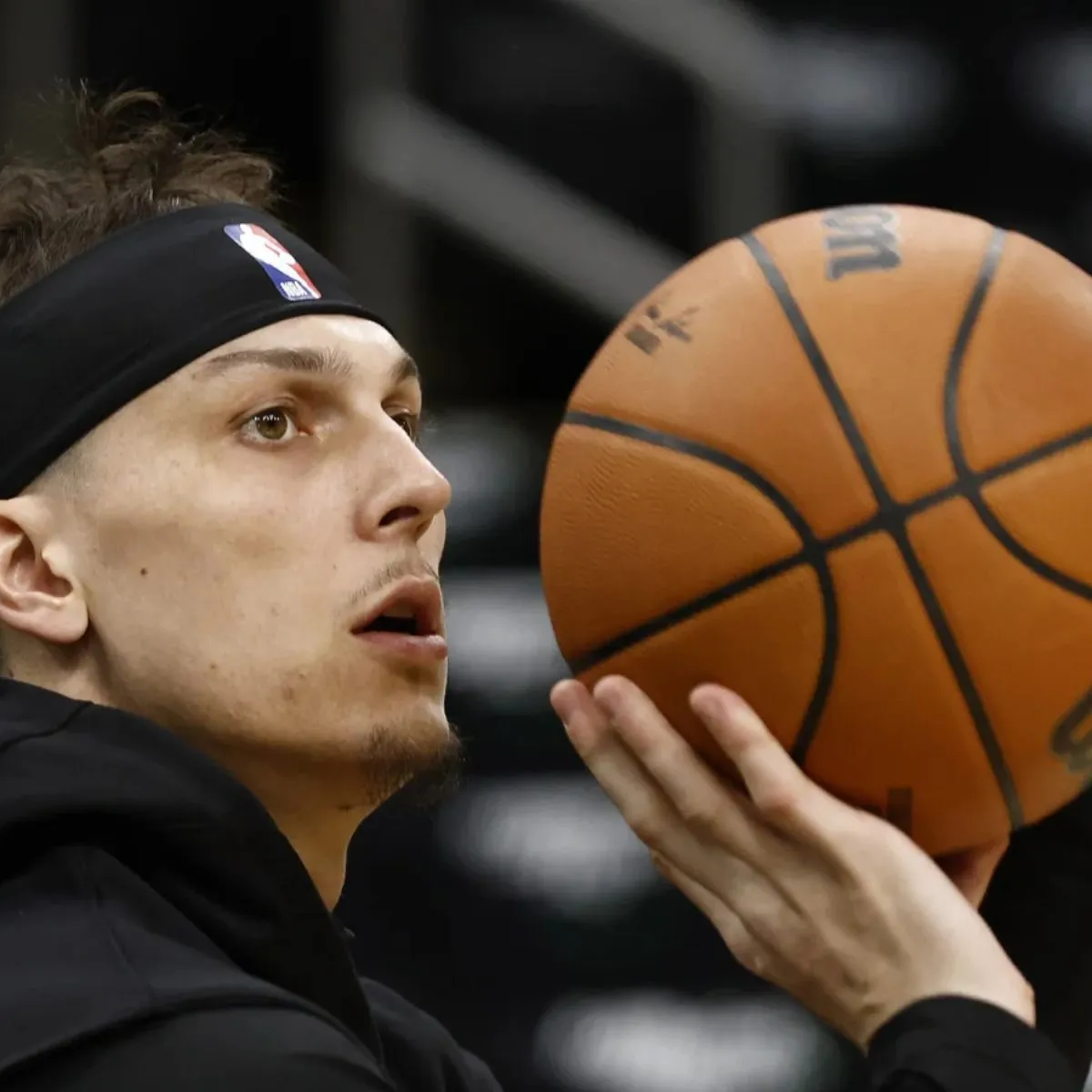 VIDEO: Tyler Herro’s bizarre attempt at swing in Top Golf goes viral