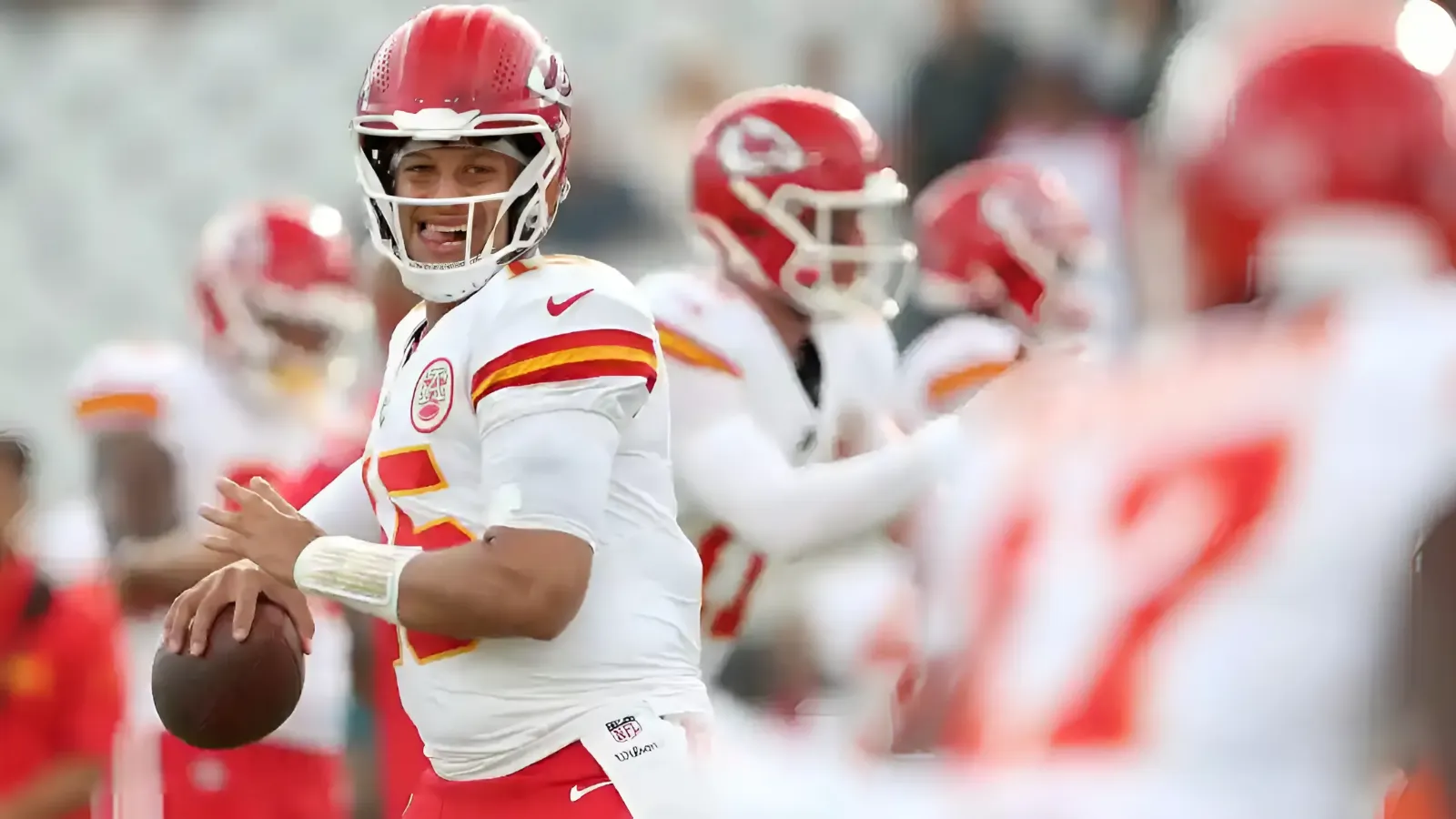 Chiefs QB Patrick Mahomes Completes Behind-the-Back Pass to TE Travis Kelce [LOOK]