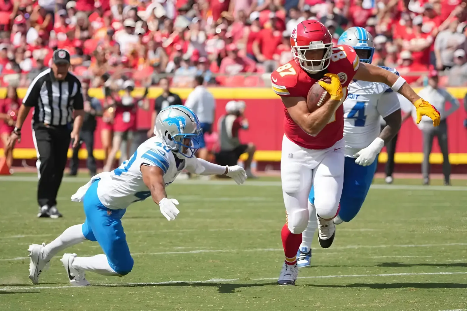 Kansas City Chiefs: Travis Kelce Hilariously Roasts Patrick Mahomes After Behind-the-Back Pass Explanation