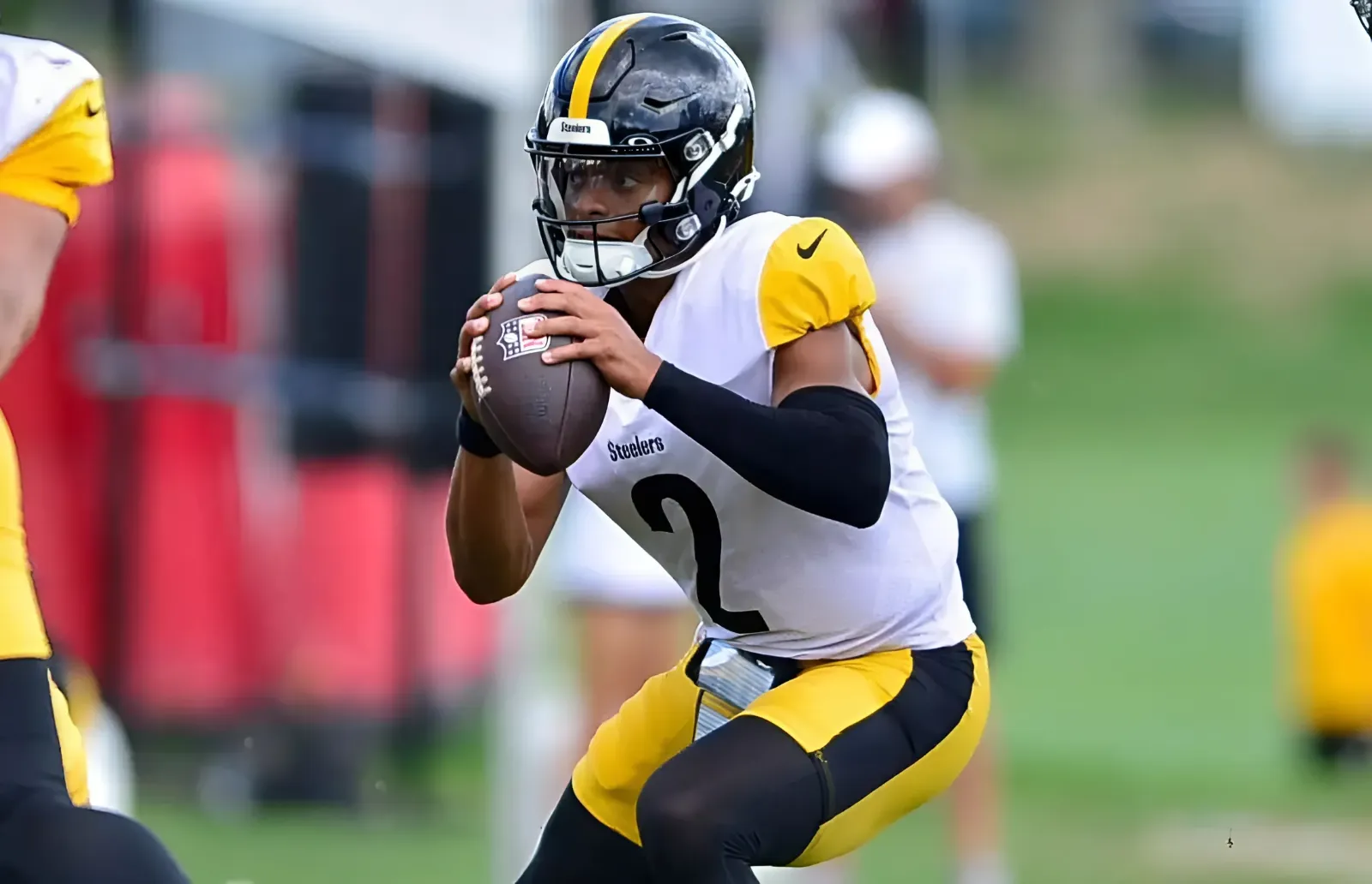 Former QB sounds alarms about Steelers' Justin Fields