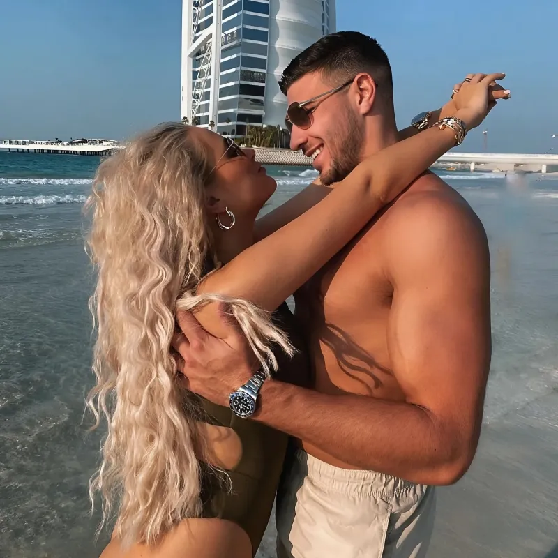 Tommy Fury cashed in on romance with Molly-Mae with huge SIX figure deal to tell-all on life together weeks before split ngocc