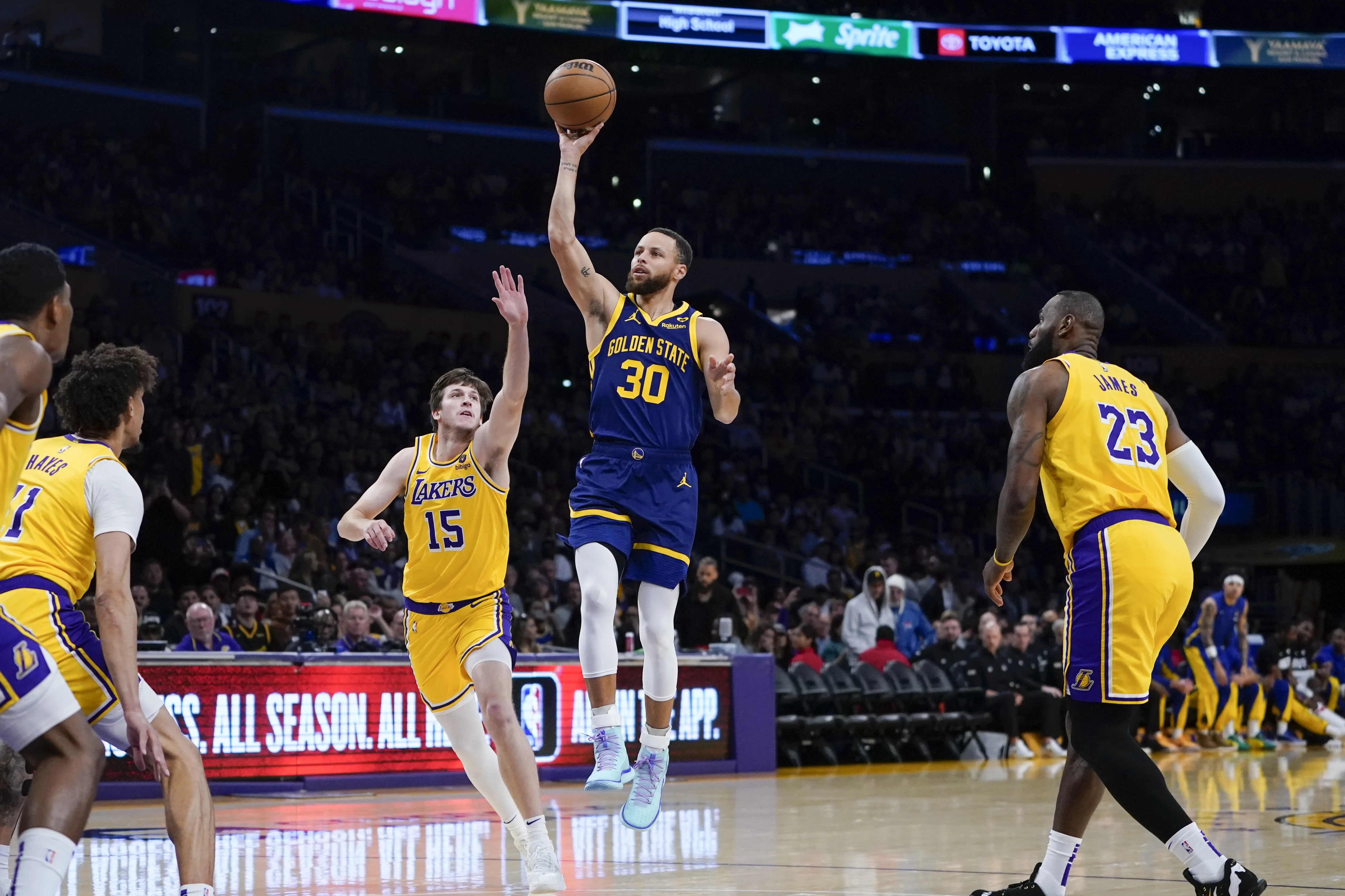 3-Team Trade Pitch Would Send Steph Curry to the Lakers