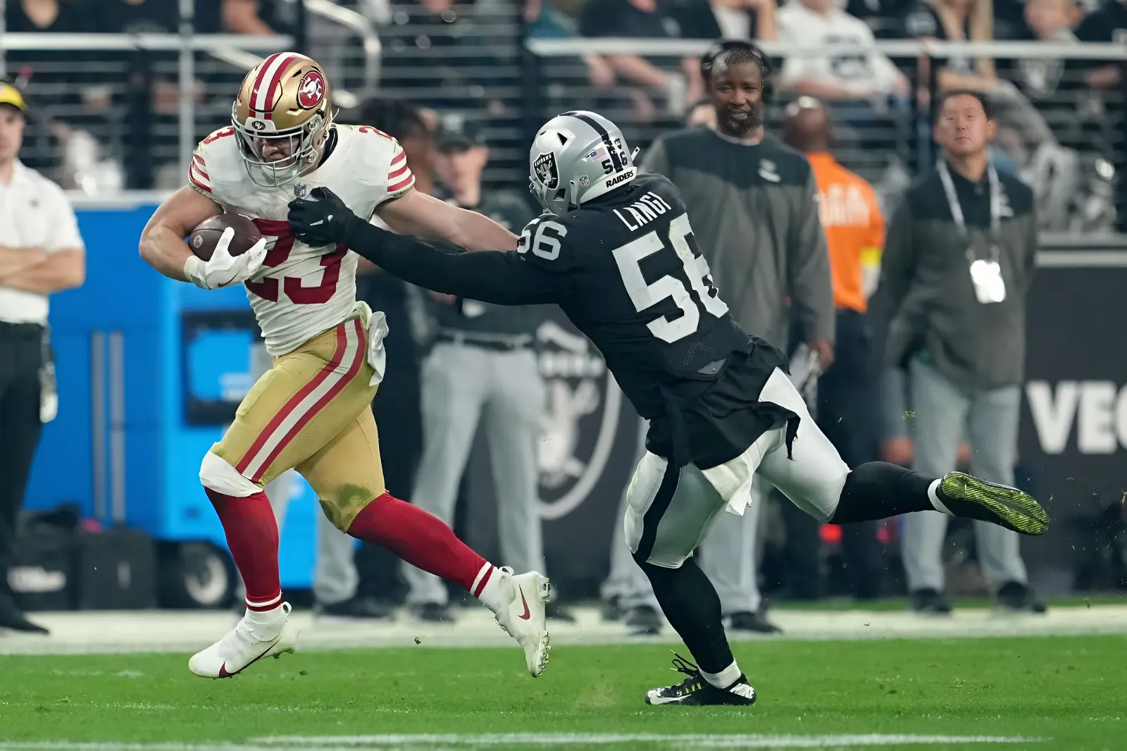 The 49ers' wild play to end their preseason against the Raiders has to be seen to be believed