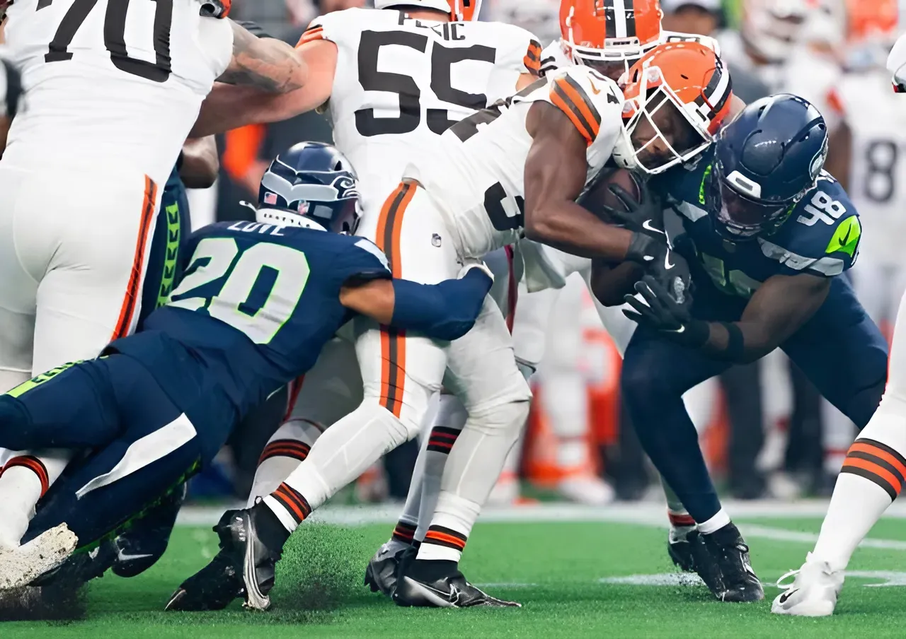 Ex-Seahawks lineman explains why controversial play that injured Uchenna Nwosu isn’t ‘dirty’