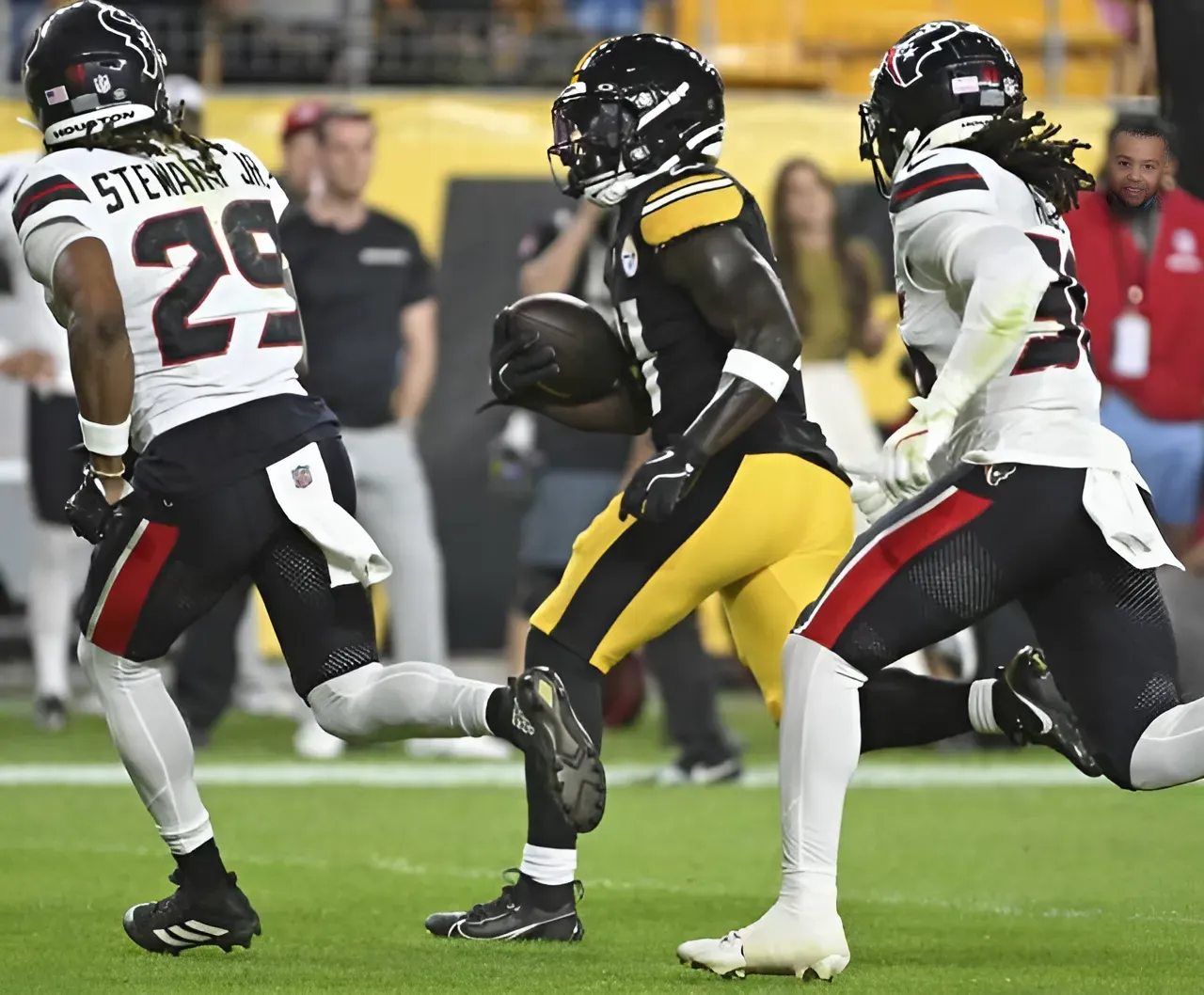 Steelers begin cutting roster, undrafted free agent RB Daijun Edwards among 8 let go