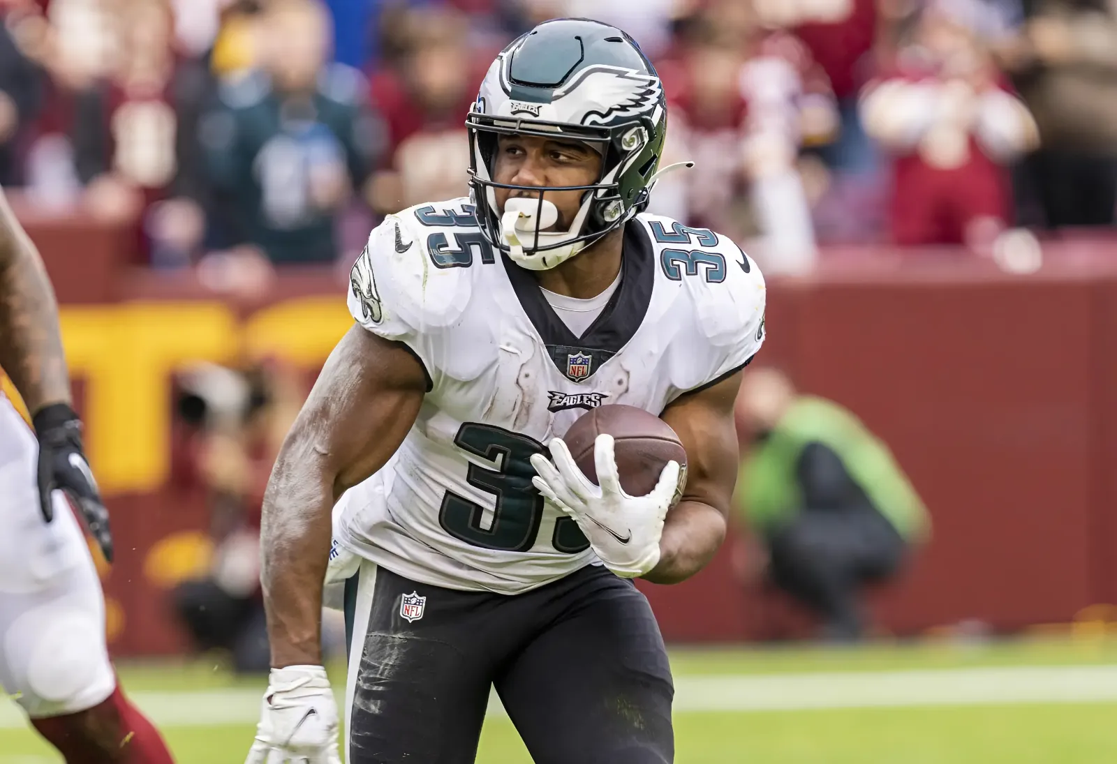 Steelers Sign Longtime Philadelphia Eagles Running Back