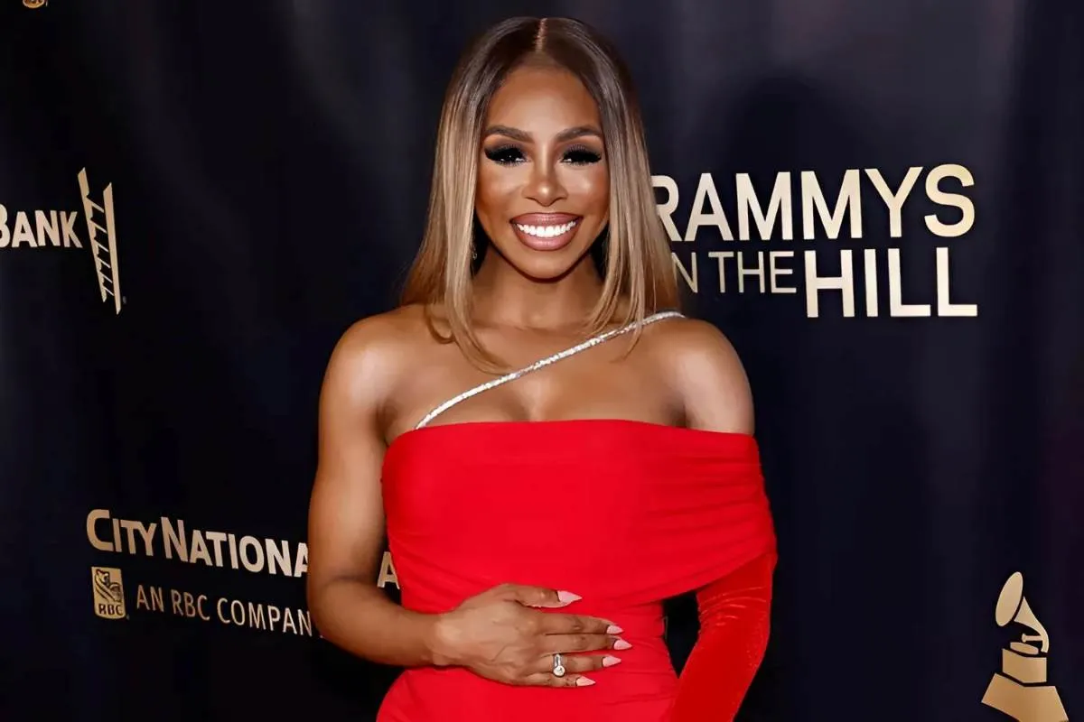 Candiace Dillard-Bassett Radiates Joy Flaunting Baby Bump on the Glitzy Red Carpet tram