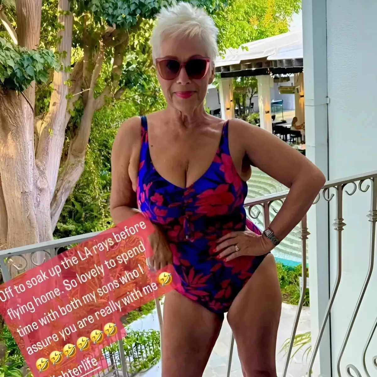 Denise Welch, 66, shows off her sensational figure in a plunging floral swimsuit during trip to LA to see her The 1975 singer son Matty Healy ngocc