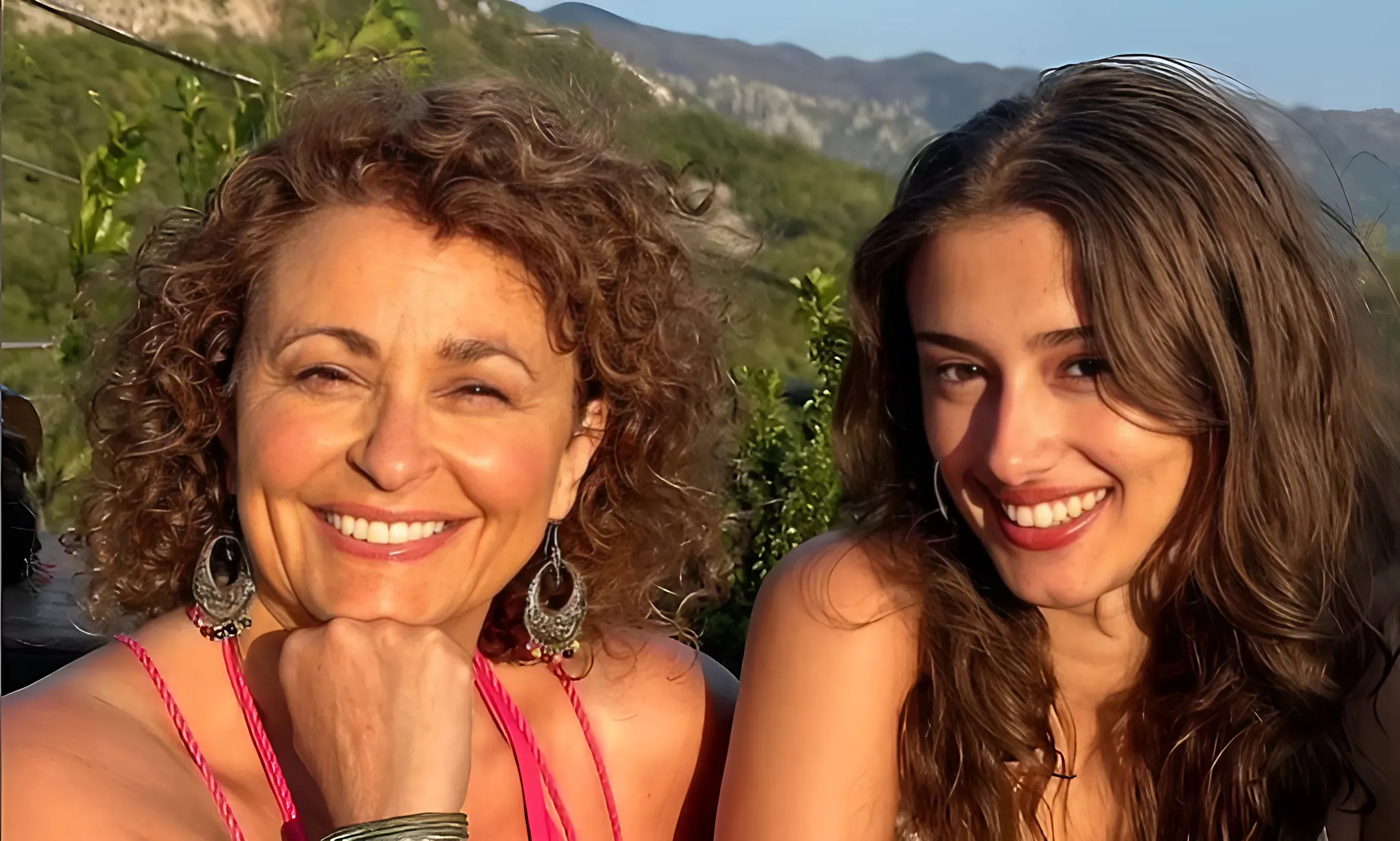 Nadia Sawalha, 59, and her rarely seen lookalike daughter Kiki, 17, pose for a photo as they celebrate teenager's birthday trucc