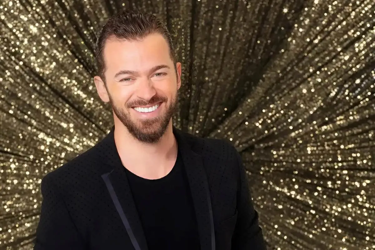 Revisiting Artem Chigvintsev’s ‘Dancing With the Stars’ History, Relationships With His Partners tram