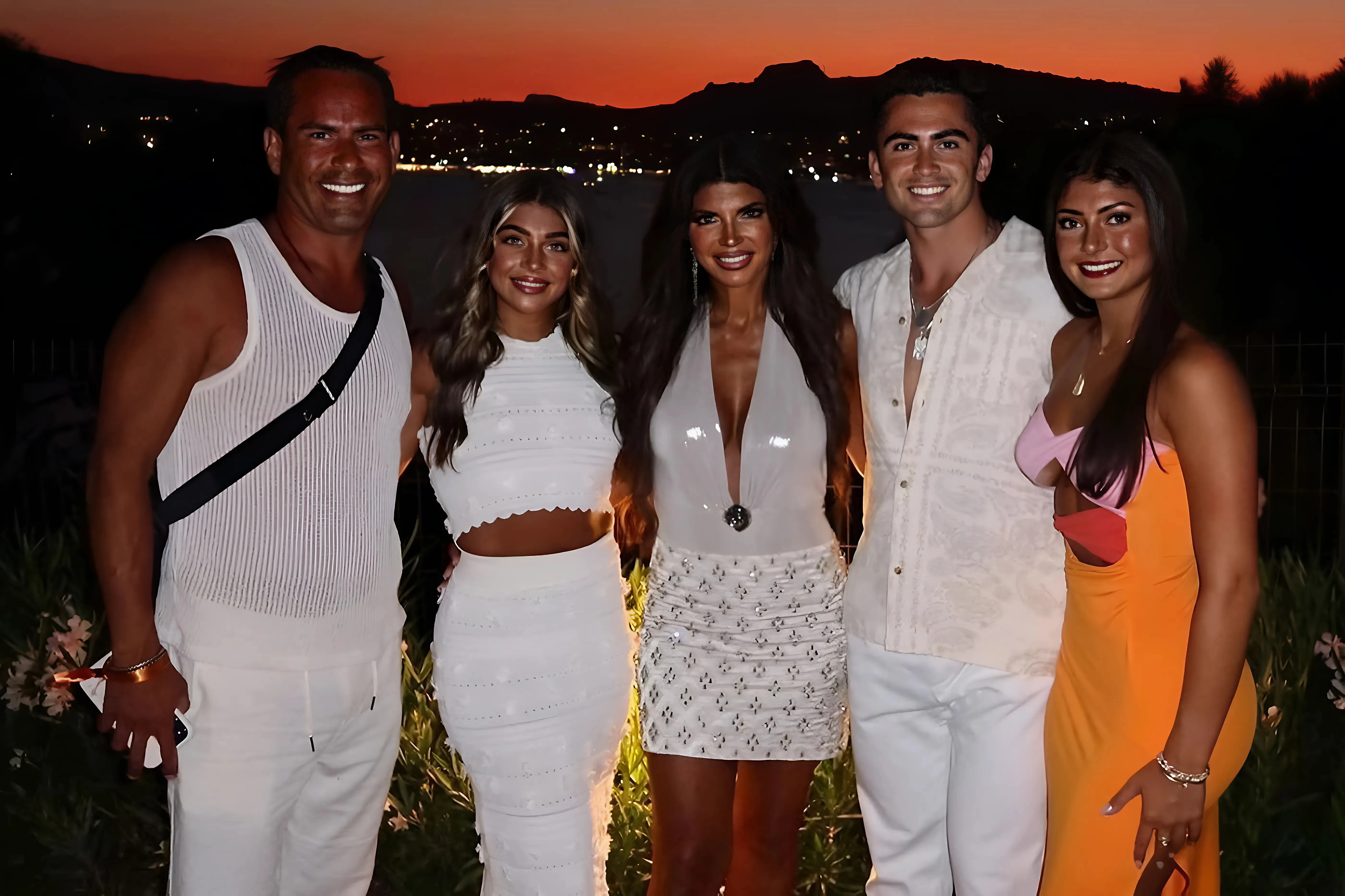 Teresa Giudice Unveils Exclusive Family Moments from Bodrum Vacation: Captivating Photos and Videos Overflowing with 'Good Vibes' trucc