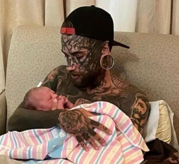 Dad whose body is completely covered in tattoos undergoes transformation for the sake of his young daughter