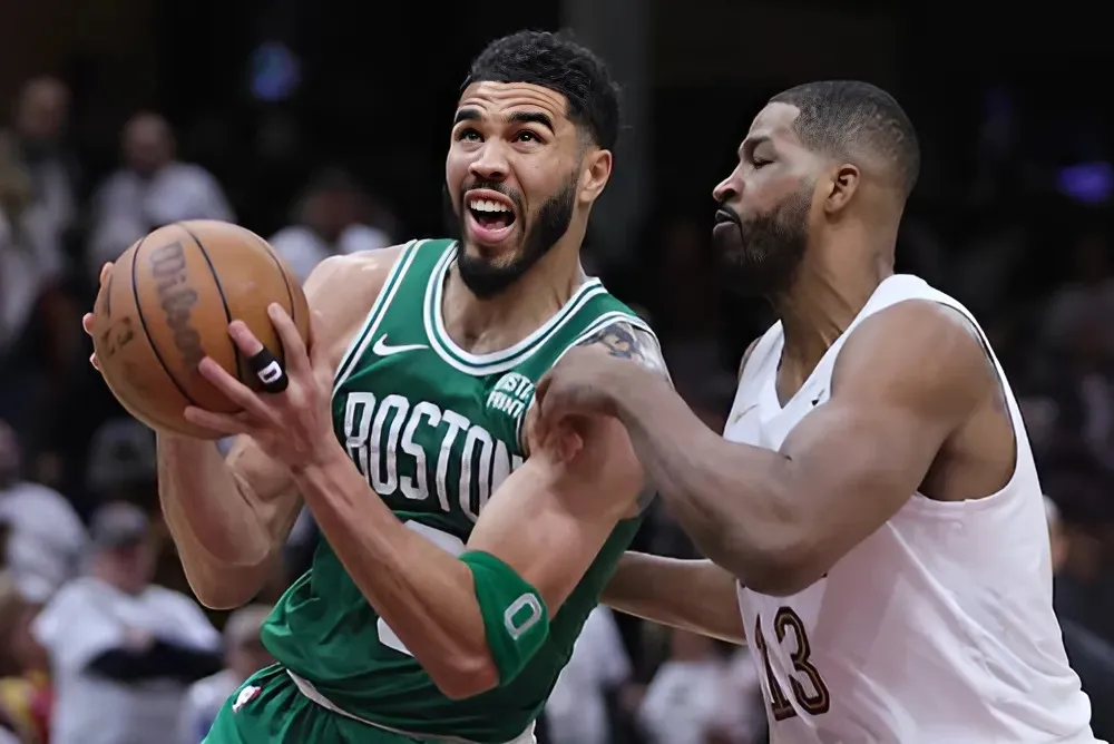 Former Celtics big man re-signs with East contender (report)