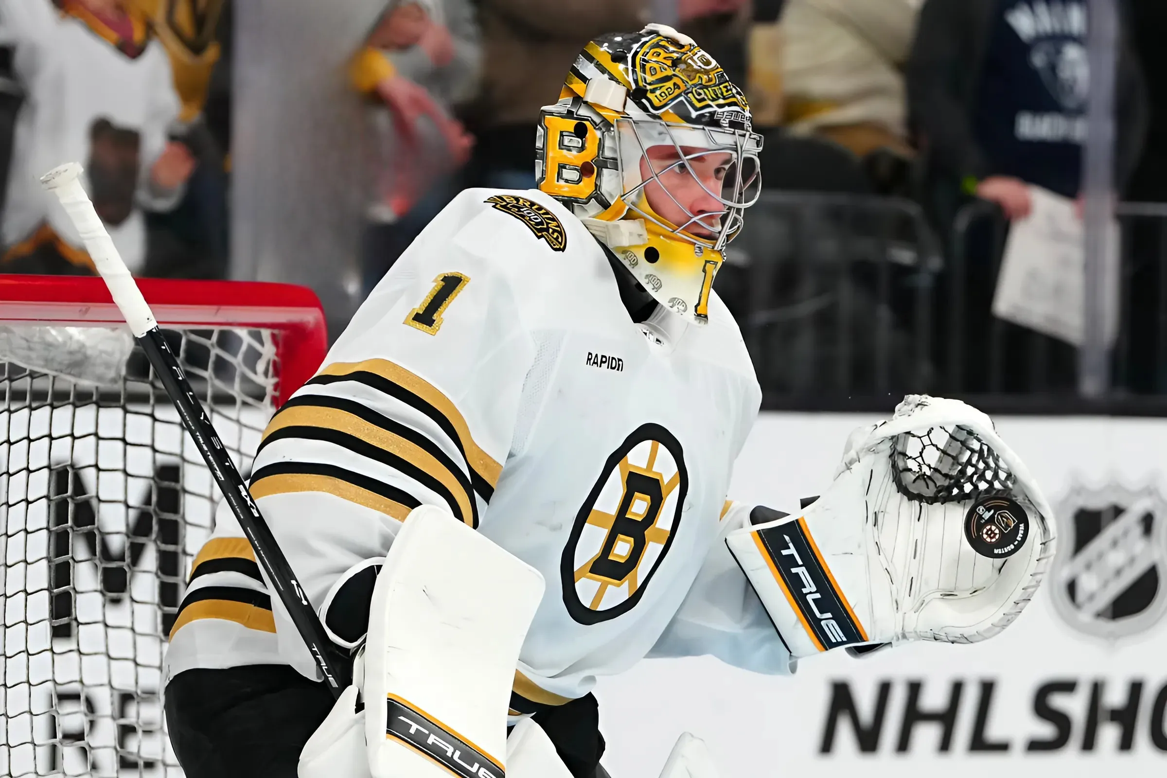 The reason Bruins are ‘hesitant to commit’ to Jeremy Swayman